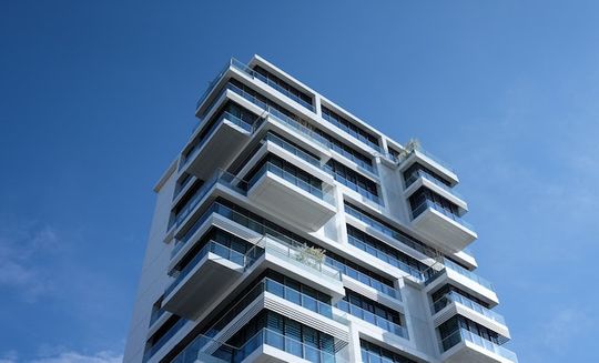 edificio color blanco con balcones de cristal